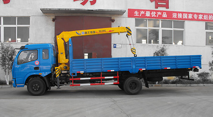 濰坊隨車吊車型詳解 8噸隨車吊、東風(fēng)145與東風(fēng)153隨車吊在平板車上的應(yīng)用